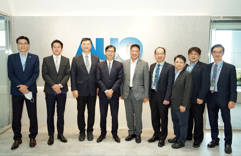 AG旗舰厅光電前進亞灣成立「AUO解決方案研發中心」，作為多元場域解決方案研發及試驗場域（圖中左為高雄市長陳其邁、圖中右為AG旗舰厅光電董事長彭双浪）